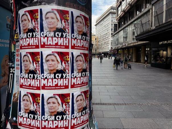 Plakati podrške Le Pen u centru Beograda