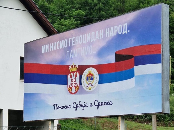Plakati sa porukom 'Mi nismo genocidan narod' u Srebrenici