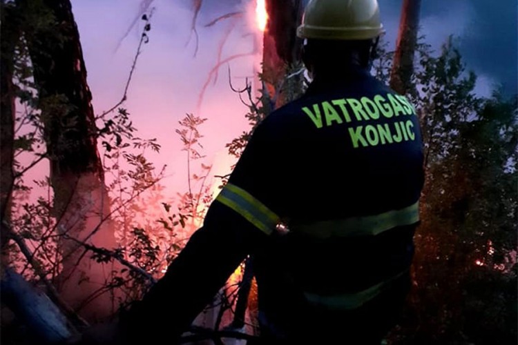 Planula šuma, vatrogasci iz Konjica bore se da obuzdaju vatru