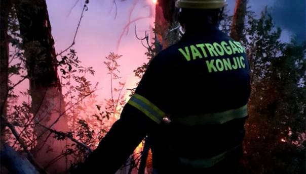 Planula šuma, vatrogasci iz Konjica bore se da obuzdaju vatru