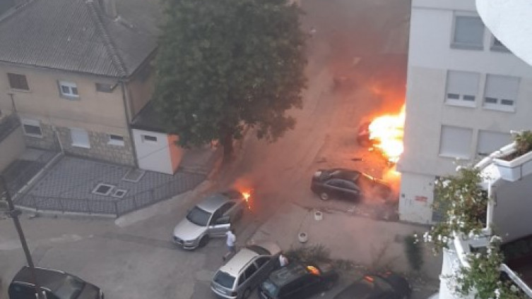 Planula tri vozila u Mostaru