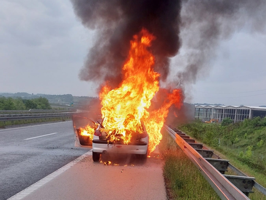 Planuo automobil na putu Banjaluka - Doboj, uzrok nepoznat