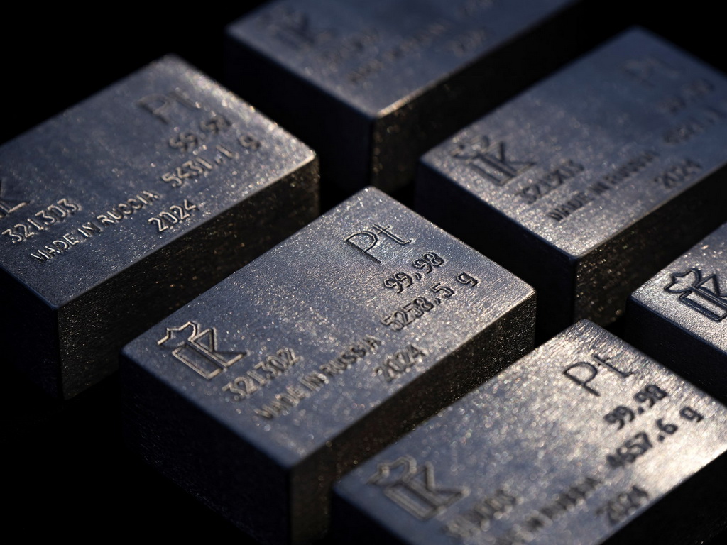 Platina obara sve rekorde: Cijena skočila 160 posto i premašila 2.450 dolara