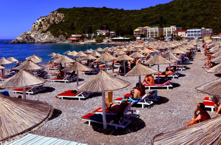 Plaža u Crnoj Gori poznata po povoljnim cijenama i velikim gužvama
