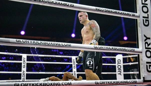 Plazibat uništio Adegbuyija u meču karijere spektakularnim nokautom