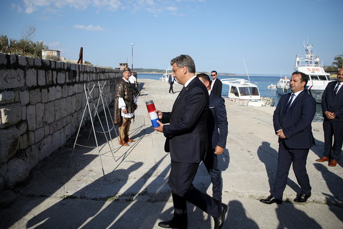 Plenković na Golom otoku odao počast žrtvama totalitarnih i autoritarnih režima