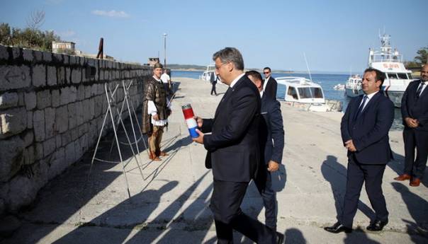 Plenković na Golom otoku odao počast žrtvama totalitarnih i autoritarnih režima
