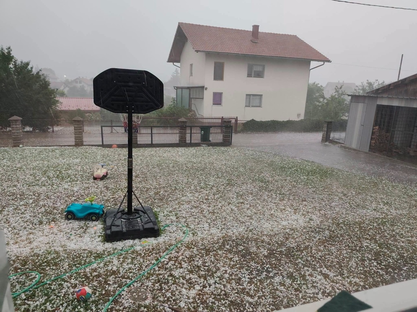 Pljuskovi, led i olujni vjetar pogodili Bosanski Petrovac i Tomislavgrad
