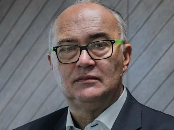 Pljušte ostavke u srbijanskim medijima, na red došao i Karadžić