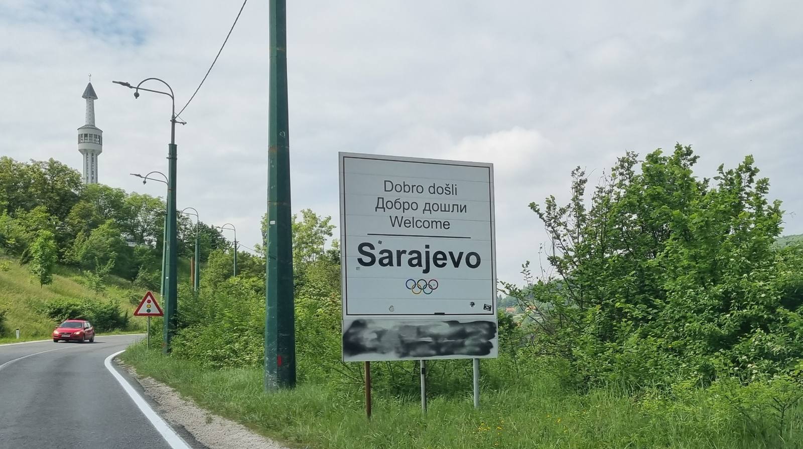 Ploča zločincu Mladiću se ekspresno obnavlja, o opsadi Sarajeva stoji prefarbana