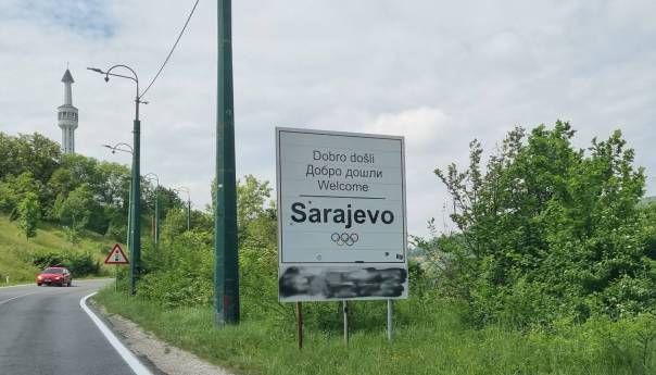 Ploča zločincu Mladiću se ekspresno obnavlja, o opsadi Sarajeva stoji prefarbana
