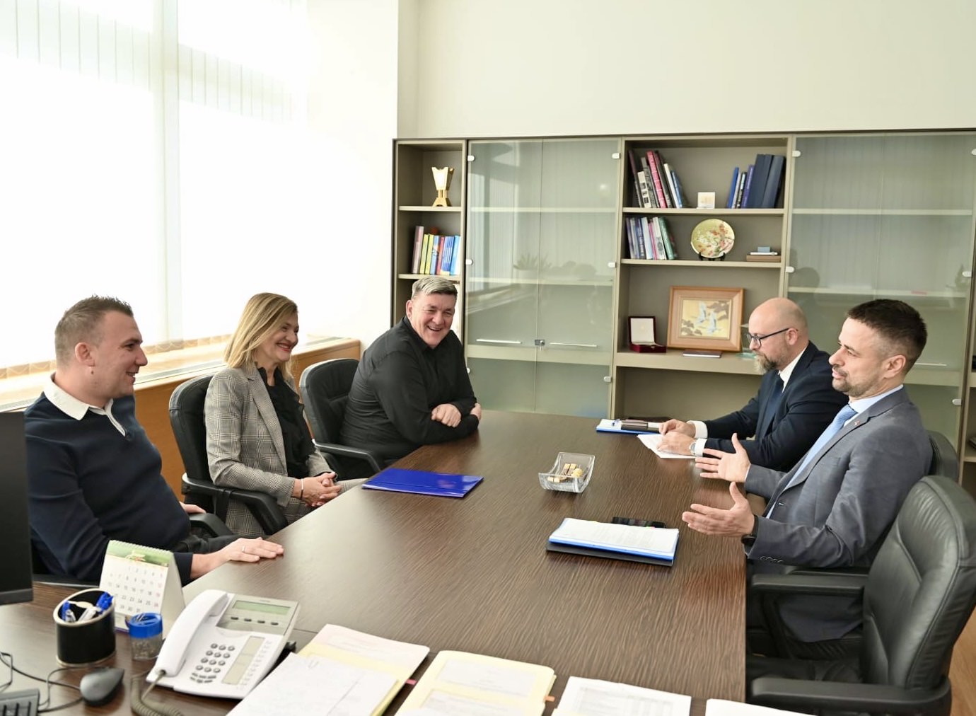 Po 1.000 KM zaposlenim u institucijama uz novembarske plate