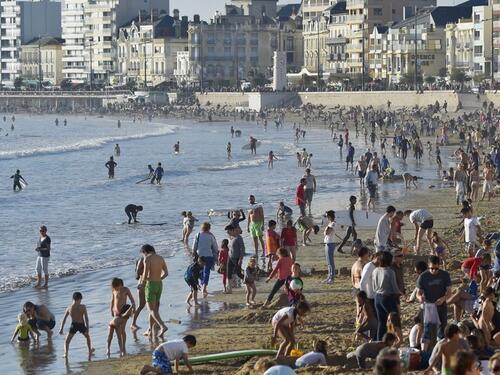 Po francuskom gradiću ljudi se šetaju u kupaćim kostimima, gradonačelnik bijesan