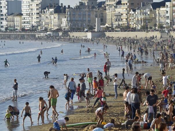 Po francuskom gradiću ljudi se šetaju u kupaćim kostimima, gradonačelnik bijesan