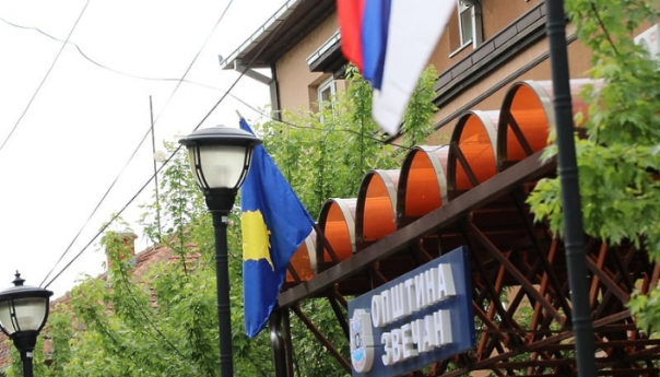 Po prvi put zastava Kosova postavljena ispred zgrada općina na sjeveru države