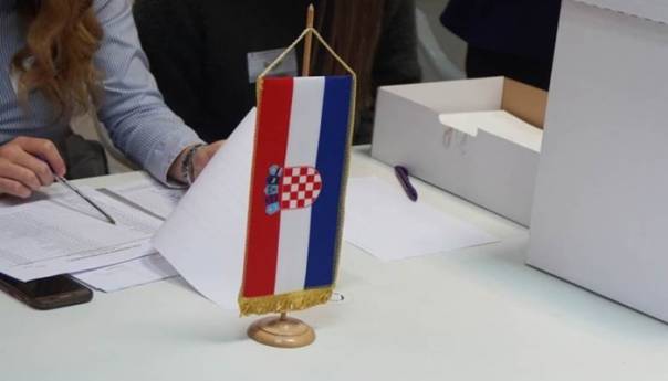 Pobjeđuje kandidat koji u nedjelju osvoji 1,050.000 glasova