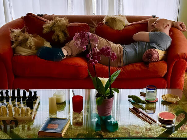 Pobjednik na sceni, duša kod kuće: Deen i njegovi pospani tjelohranitelji