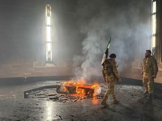 Pobunjenici zapalili grob Assadovog oca, šire se snimke