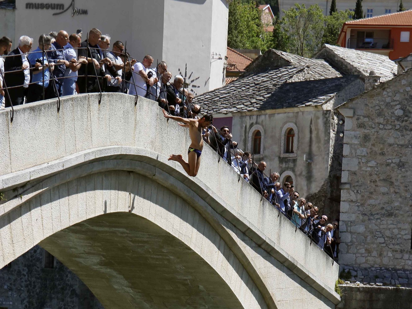 Počasnim skokom i bacanjem cvijeća u Neretvu obilježen Dan pobjede nad fašizmom