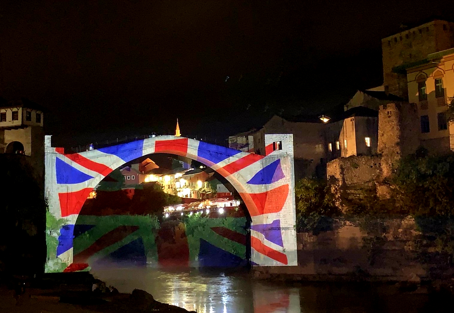 Počast kraljici: Boje britanske zastave na Starom mostu