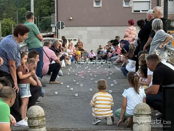 Počast žrtvama genocida: Performans "Nema te na kahvi"
