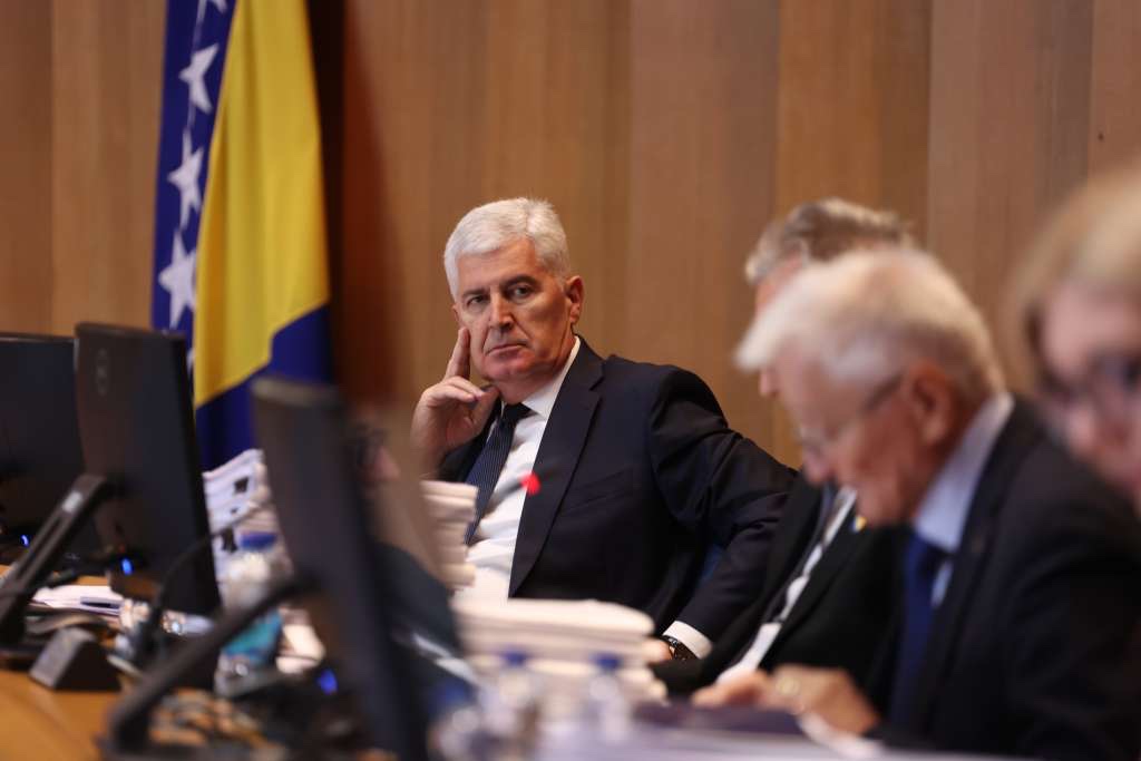 Počela nova sjednica, Špirić odbija staviti smjene na početak dnevnog reda