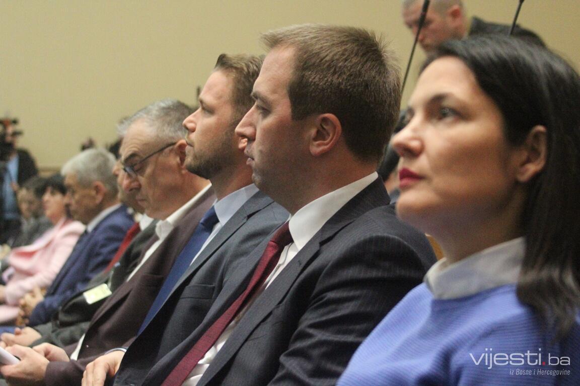 Počela posebna sjednica NSRS, Dodik traži slamku spasa