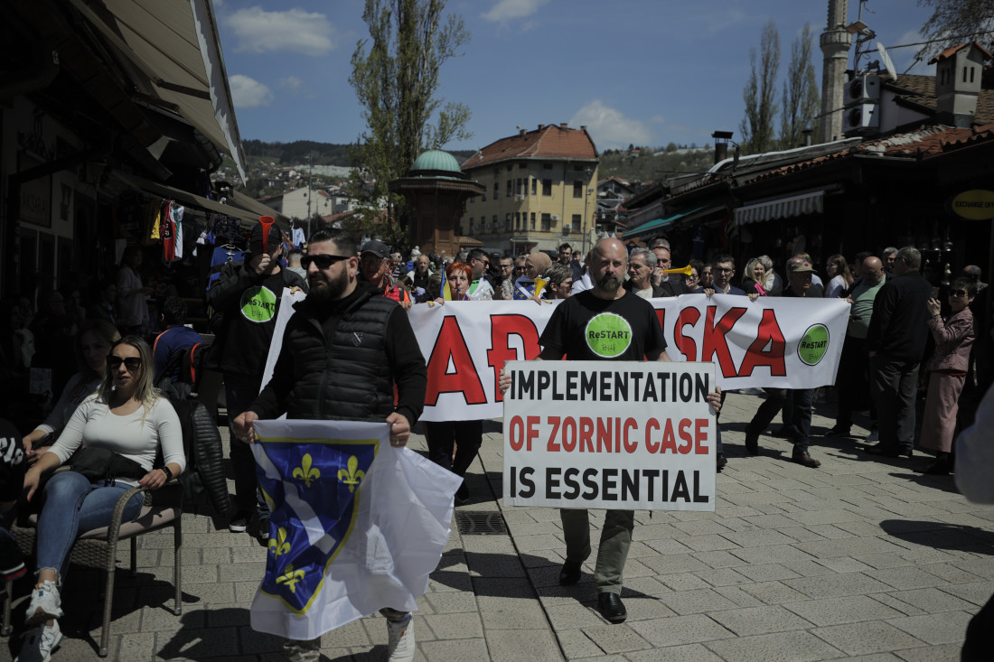 Počela protestna šetnja od Sebilja do zgrade Parlamenta FBiH