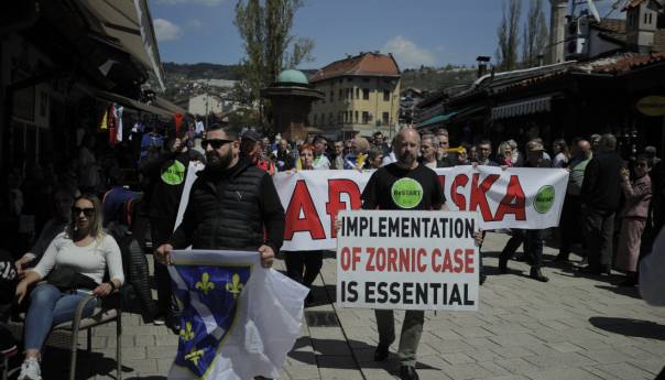 Počela protestna šetnja od Sebilja do zgrade Parlamenta FBiH