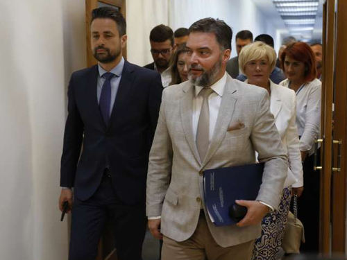 Počela sjednica na kojoj se razmatraju zakoni o vinu i strancima