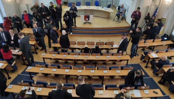 Zastupnici u Skupštini KS raspravljaju o nepovjerenju Vladi