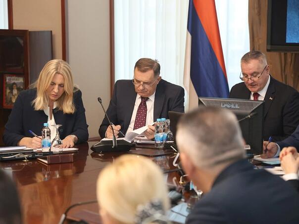 Počela sjednica Vlade RS, prisustvuje bjegunac Dodik