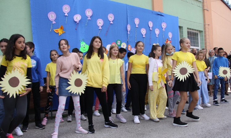 Počela školska godina za oko 40.000 osnovaca i srednjoškolaca u ZDK-u