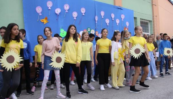 Počela školska godina za oko 40.000 osnovaca i srednjoškolaca u ZDK-u