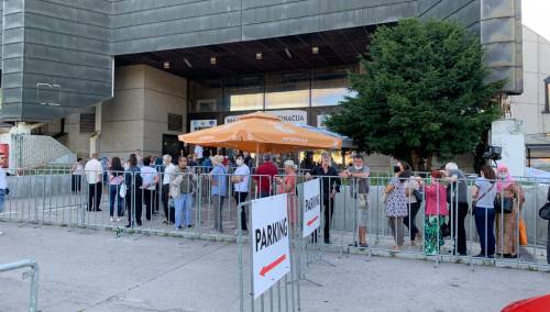 Dugačak red pred Zetrom, vakcinacija bez najave