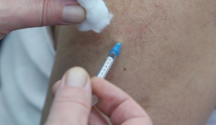 Počela vakcinacija radnika zeničke i tešanjske bolnice vakcinama doniranim iz Srbije