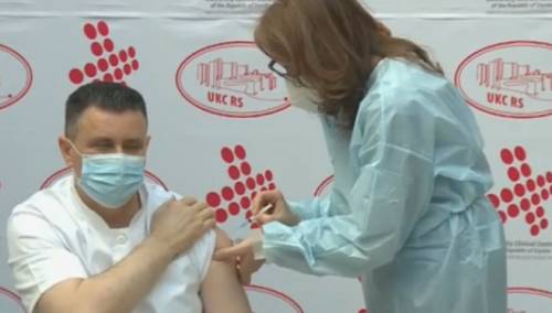 Počela vakcinacija u RS-u, prvu dozu primio direktor UKC-a