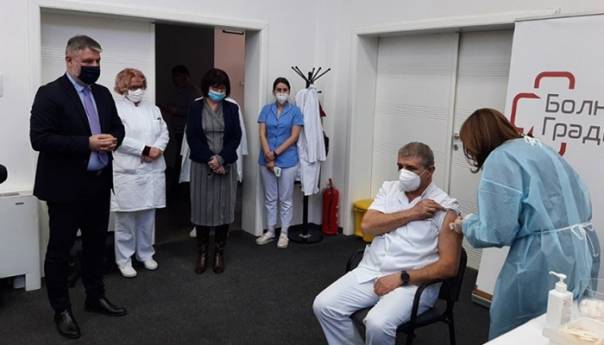 Počela vakcinacija zdravstvenih radnika u bolnici u Gradišci