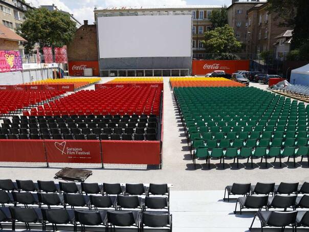 Pripreme za 31. SFF ispred Narodnog pozorišta, na Metalcu podignuto filmsko platno