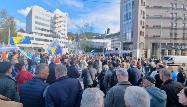 Počeli protesti građana pred zgradom OHR-a