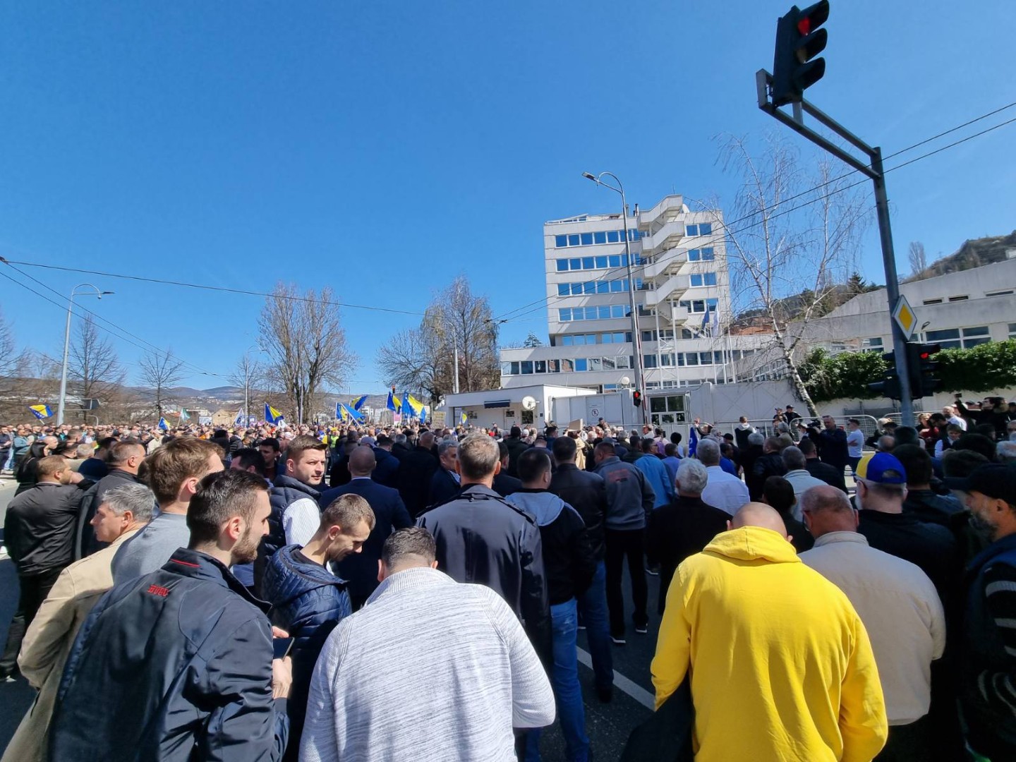 Počeli protesti građana pred zgradom OHR-a u Sarajevu!