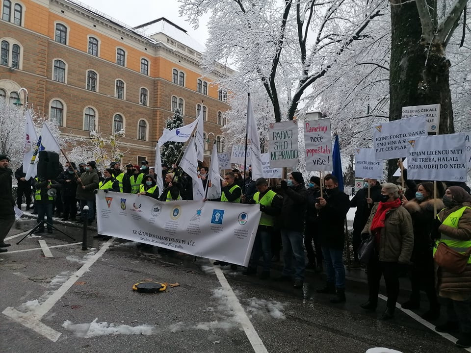 Počeli protesti ispred Vlade KS