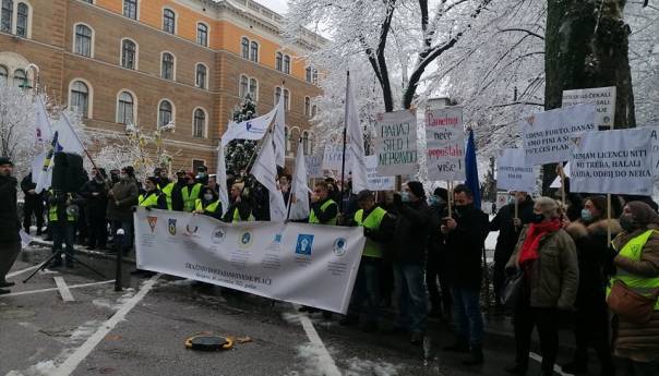 Počeli protesti ispred Vlade KS