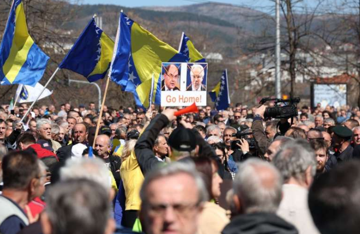 Protesti pred OHR-om: Traži se ostavka Schmidta