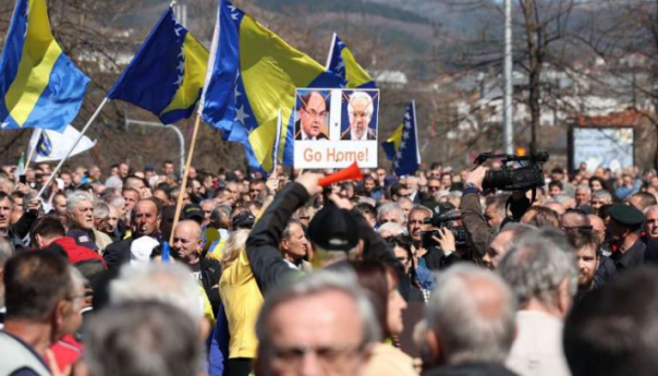 Protesti pred OHR-om: Traži se ostavka Schmidta