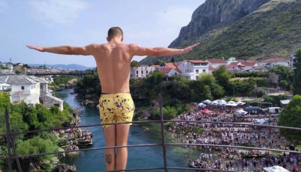 Sa Starog mosta danas će se otisnuti 32 skakača