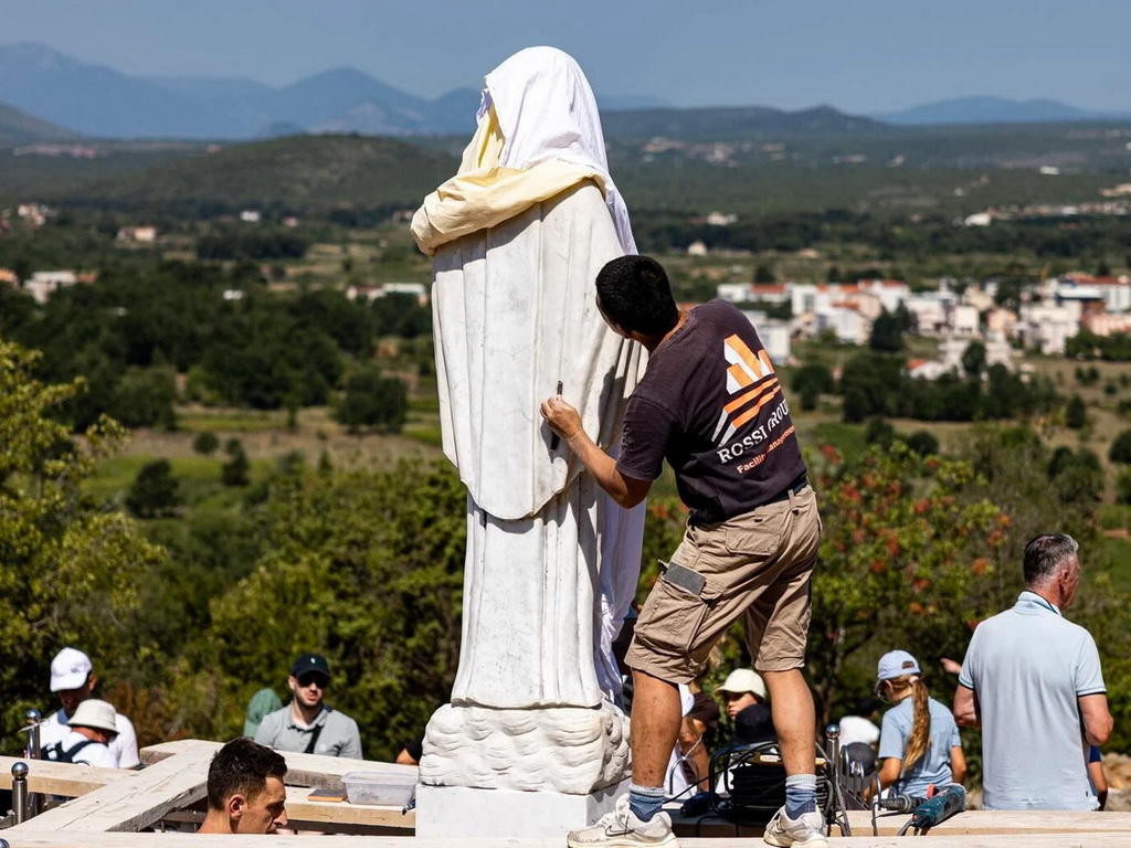 Počelo čišćenje Gospinog kipa u Međugorju nakon vandalskog čina