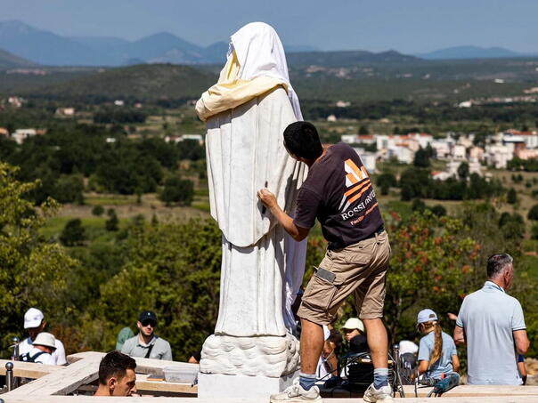 Počelo čišćenje Gospinog kipa u Međugorju nakon vandalskog čina