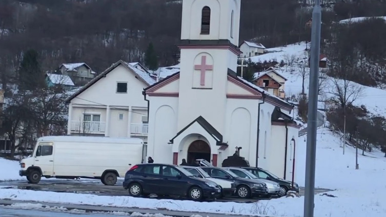 Počelo iznošenje stvari iz crkve izgrađene u dvorištu nane Fate Orlović