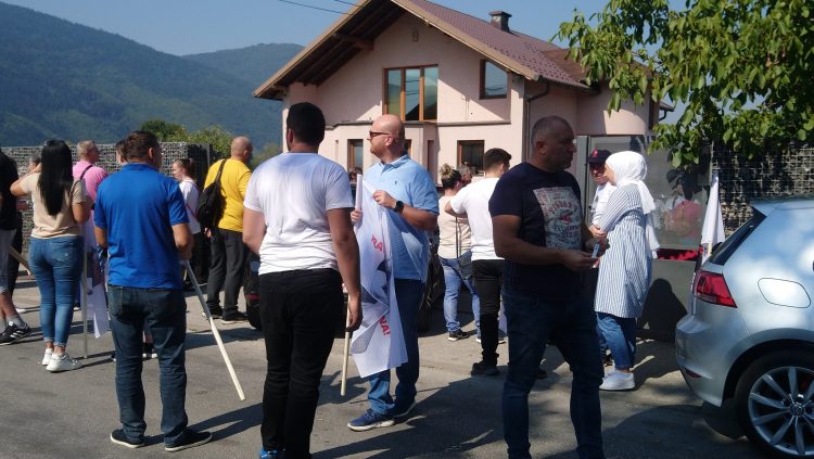 Počelo okupljanje građana ispred kuće Memića